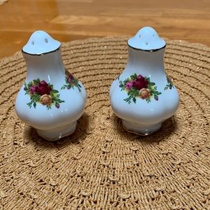 Old Country Roses Royal Albert LTD 1962 Bone China - England, Salt & Pep…